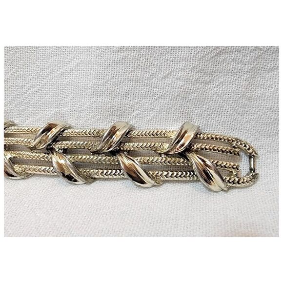 Vintage Signed 60’s Lisner Silver-tone Bracelet with Ribbon & Leaves. - Picture 9 of 10